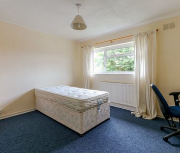 4 bedroom Mid Terraced House - Briars Wood, Hatfield - Photo 5