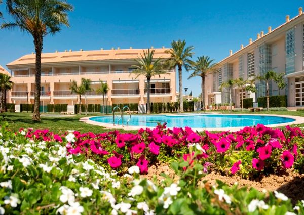 For long-term rent: apartment in Javea, Golden Garden urbanization, with 2 bedrooms and a pool.