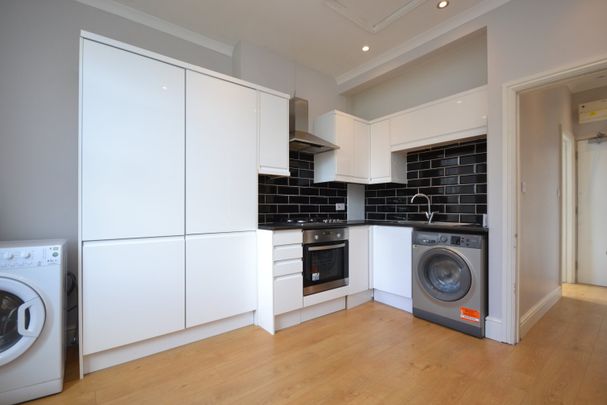 Flat to rent - Ravensbourne Avenue, Bromley, BR2 - Photo 1