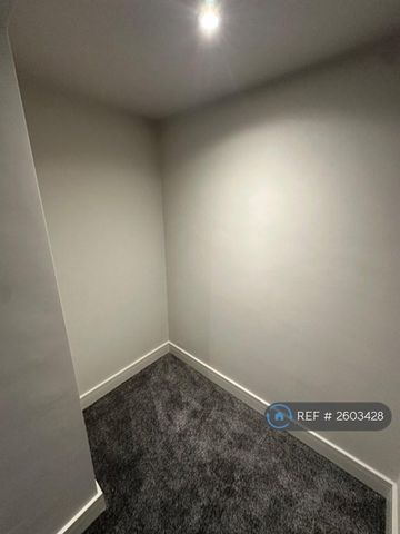 3 bedroom flat to rent - Photo 4