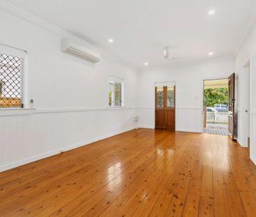 CHARMING THREE BEDROOM COTTAGE - GREAT LOCATION! - Photo 1