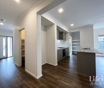 Spacious Home with a Fully Fenced Yard in Craigieburn - Photo 5