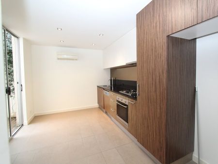 MODERN APARTMENT WITH COURTYARD - Photo 4