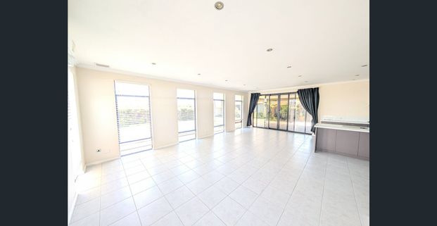 Large 4x2 Family Home! - Photo 1