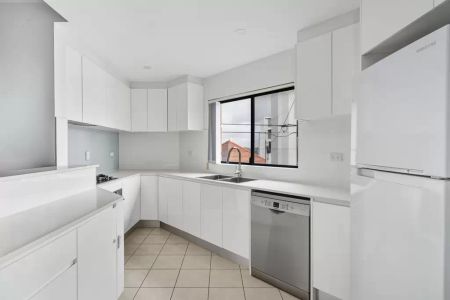 Spacious two-bedroom apartment in the heart of Dulwich Hill - Photo 2