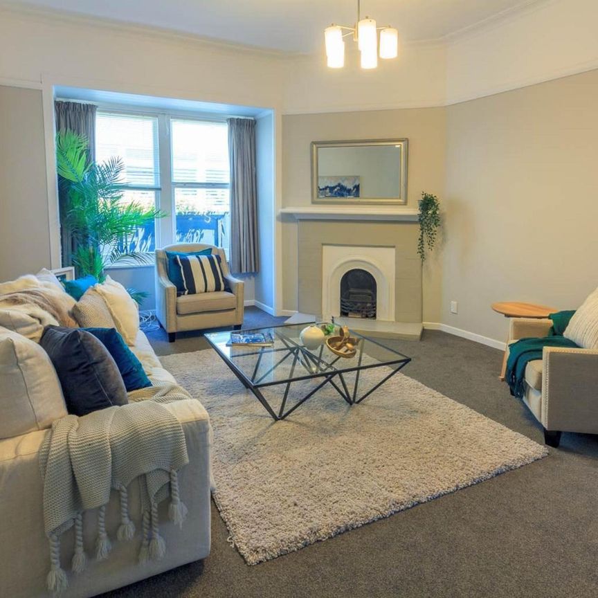 This sunny inviting family home - Photo 1