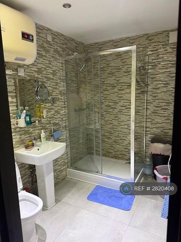 1 bedroom in a flat share to rent - Photo 4