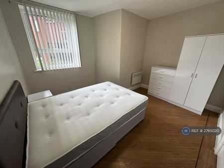 2 bedroom flat to rent - Photo 2