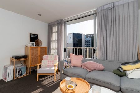 Sunny Furnished Apartment with 2 Carparks - Photo 4