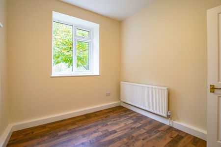 An elegant three-bedroom country home with barn-conversion charm became available to rent - Photo 5