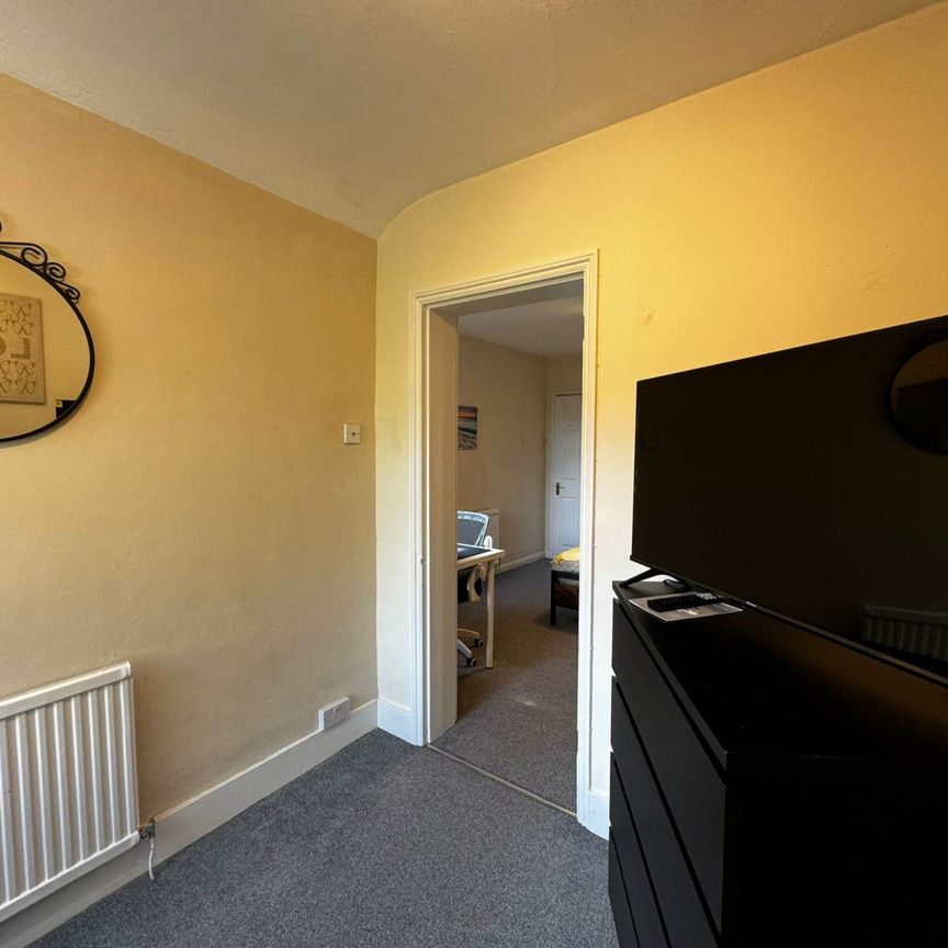 Room 2: 15 Sycamore Road, Guildford, GU1 1HJ - Photo 1