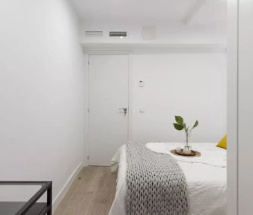 Tidy room for rent in 8-bedroom apartment in Delicias - Photo 6