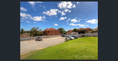 Top-Floor One-Bedroom Apartment with City Views - Photo 5