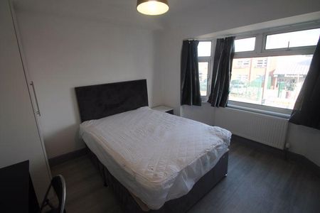 5 bedroom semi-detached house to rent - Photo 3