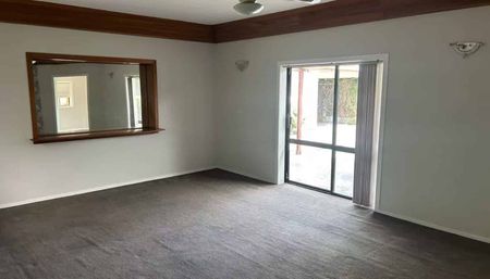 3-Bedroom, 2-Bathroom Home with spacious storage space & Swimming Pool in Papakura - Photo 3