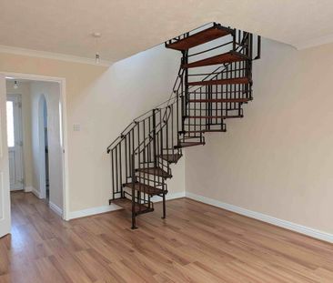 2 bedroom mews to rent - Photo 5