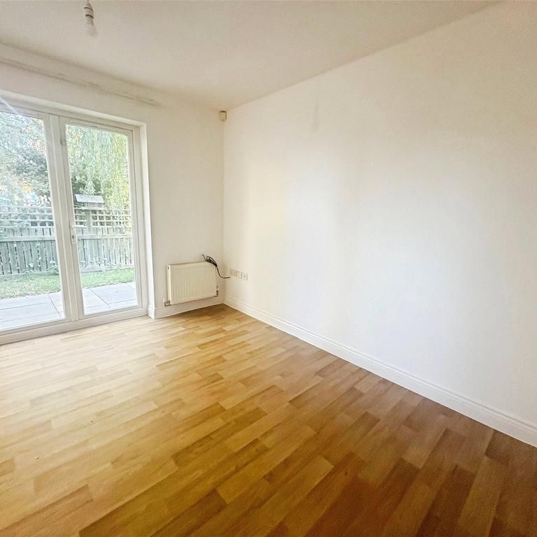 4 bedroom semi-detached house to rent - Photo 1