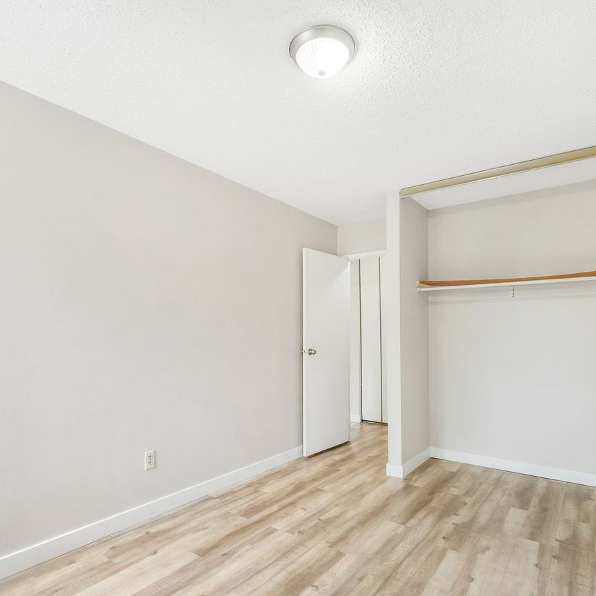 Bright 2 Bedroom Apartment In Desirable St Albert - Photo 1