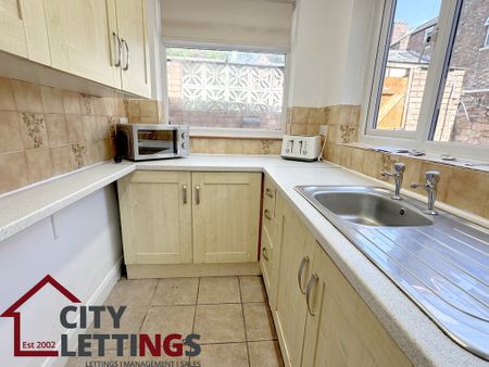 4 Bedroom Mid Terraced House - Photo 3