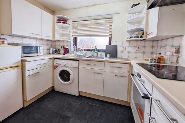 The Pines, SO16 - Photo 1