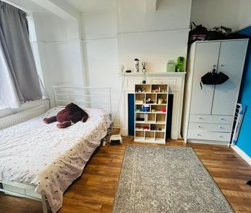 Room in a Shared House, Woodmansterne Road, SW16 - Photo 2