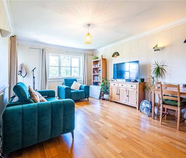 1 bed Upper Floor Flat for rent - Photo 2