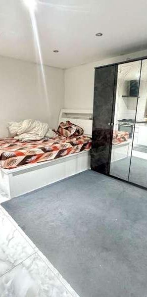 Rectory Road Studio, Southall, UB2 - Photo 1