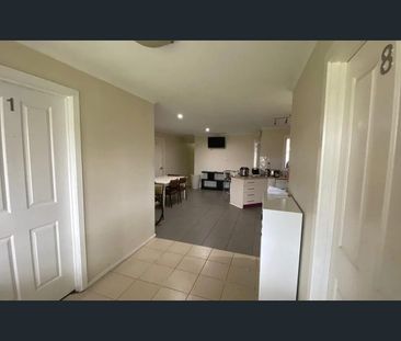 8 Bedroom 8 BATHROOM Rooming house - Photo 4