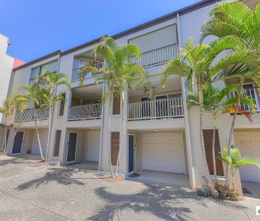 Modern, Stylish Tri Level Townhouse in the heart of Paddington! - Photo 1