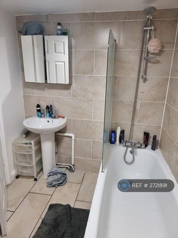 1 bedroom in a house share to rent - Photo 4