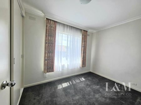 “Stunning 6-Bedroom Family Home for Lease in Coburg!” - Photo 3