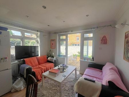 3 bedroom flat to rent - Photo 2