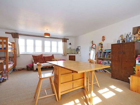 A charming cottage nestled in a peaceful yet convenient location. - Photo 5