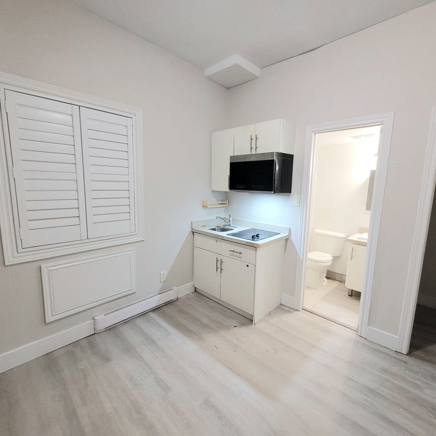 For Lease - 1371 King Street Unit# 204, Toronto, Ontario - Photo 1