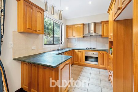 Stylish 4-Bedroom Townhouse in a Prime Rear Position - Photo 3