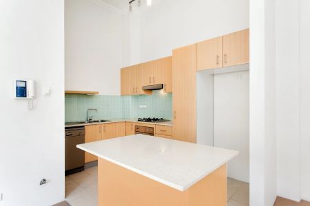 MODERN & CONVENIENTLY LOCATED - Photo 5