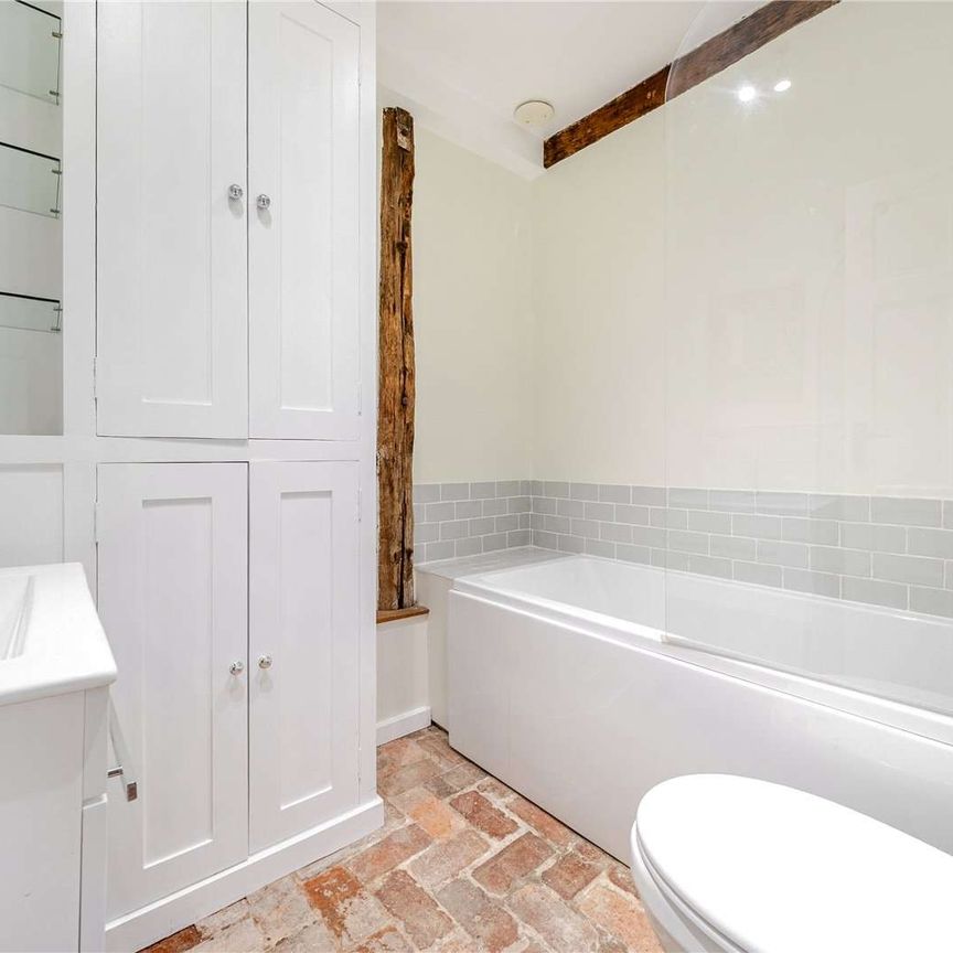 An immaculately presented converted Coach House close to Hawkhurst village - Photo 1