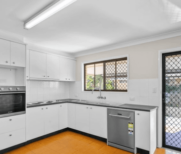 SPACIOUS, LIGHT-FILLED FAMILY RETREAT WITH POOLSIDE ENTERTAINING & ... - Photo 5