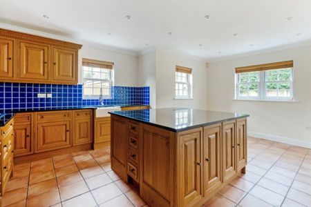 4 bedroom detached house to rent - Photo 2