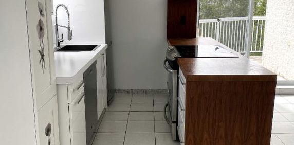 Condo en Beton 4 1/2 semi-meublé - Photo 2