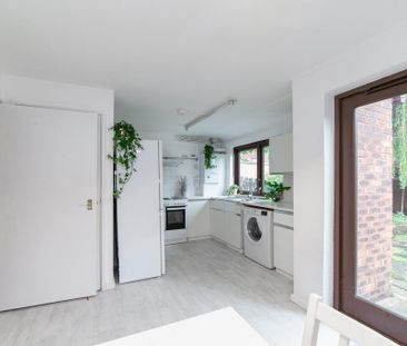 1 bedroom in a house share to rent - Photo 2
