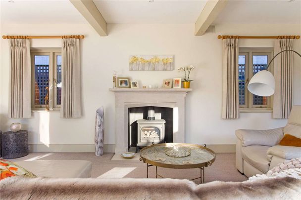 Superb modern conversion of period farm building in a rural location. - Photo 1