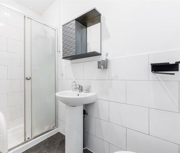 studio property to let - Photo 1