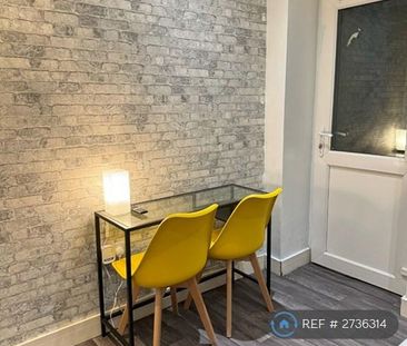 1 bedroom in a house share to rent - Photo 2