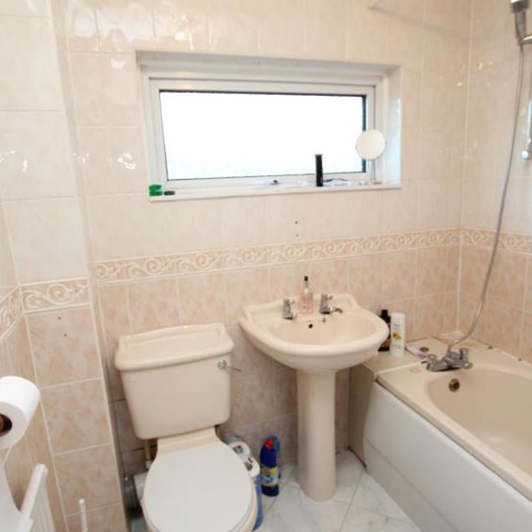 A great opportunity to rent a well presented three bedroom house in Kingswood, with allocated parking, a garage and a private garden. If you are a couple or a small family then this could be the property for you. Please contact us for more details.. - Photo 1