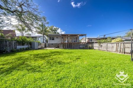 Renovated Cozy Family Home for Large Family - 3 Bedrooms plus 3 extra rooms downstairs - Photo 2