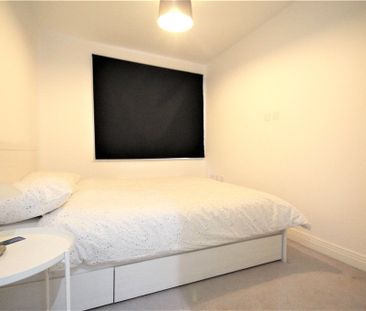 Queenswood Crescent, Englefield Green, Egham, Surrey, TW20 0AT - Photo 1