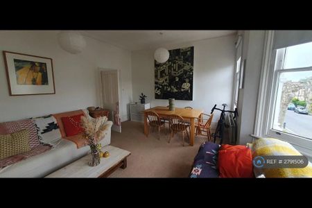 2 bedroom flat to rent - Photo 2