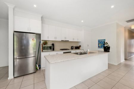 Great 3 Bedroom, 2 Bathroom Townhouse - Photo 4