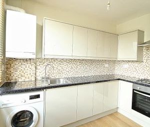 2 Bedrooms Flat to rent in Eastwood Close, South Woodford E18 | £ 323 - Photo 1